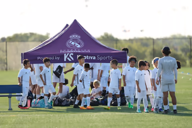 Jugadores del campamento de fútbol de la Fundación Real Madrid celebrando juntos