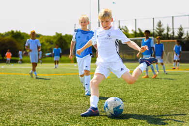 Jugadores participando en ejercicios del campamento de fútbol de la Fundación Real Madrid