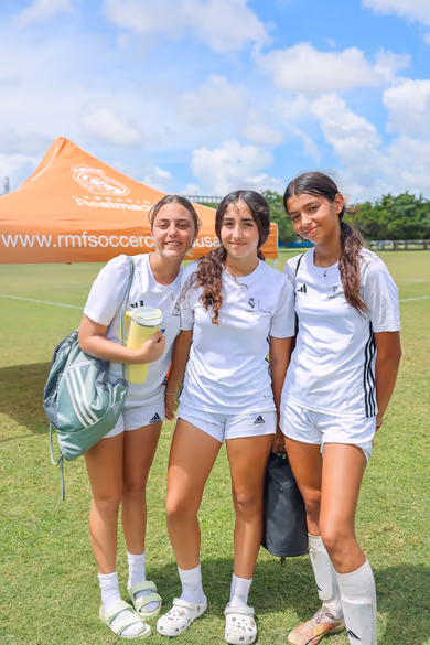 Joven jugador en un campamento de fútbol de la Fundación Real Madrid
