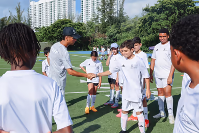 Jugadores del campamento de fútbol de la Fundación Real Madrid entrenando al aire libre