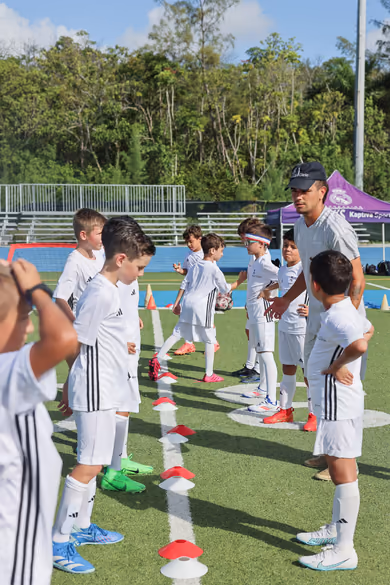 Joven jugador durante una sesión de un campamento de la Fundación Real Madrid