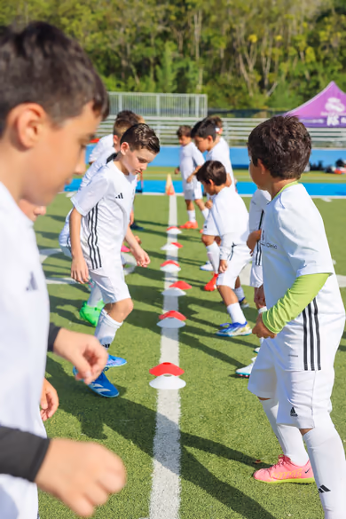 Jugadores del campamento de fútbol de la Fundación Real Madrid durante un entrenamiento