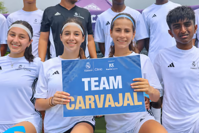 Jugadores entrenando en un campamento de fútbol de la Fundación Real Madrid