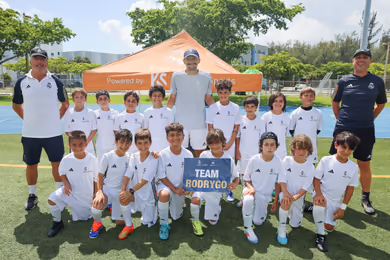Actividad de entrenamiento en equipo del campamento de fútbol de la Fundación Real Madrid