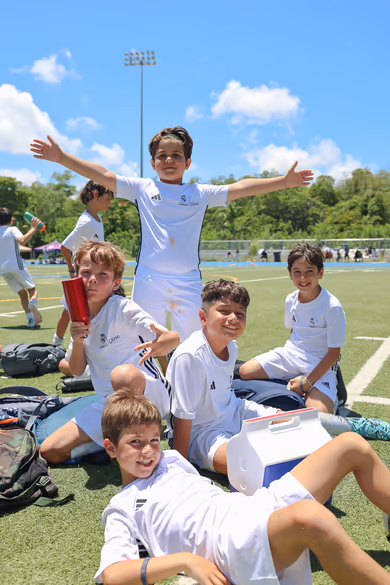 Joven jugador con el uniforme del campamento de la Fundación Real Madrid