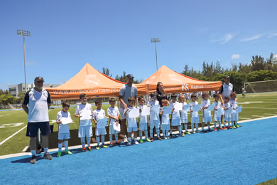 Foto de entrenamiento en grupo de los campamentos de fútbol de la Fundación Real Madrid
