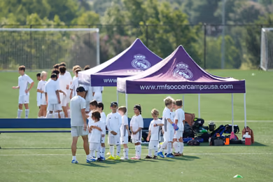 Joven jugador practicando en un campamento de la Fundación Real Madrid