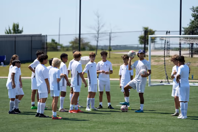Sesión de entrenamiento del campamento de fútbol de la Fundación Real Madrid en la cancha