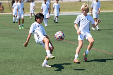 Jóvenes jugadores durante los ejercicios de un campamento de la Fundación Real Madrid