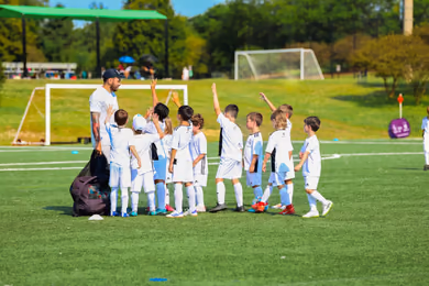Actividad en grupo del campamento de fútbol de la Fundación Real Madrid