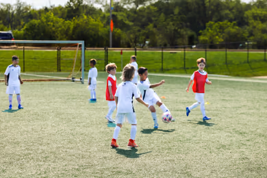 Jugadores del campamento de fútbol de la Fundación Real Madrid en la cancha de entrenamiento