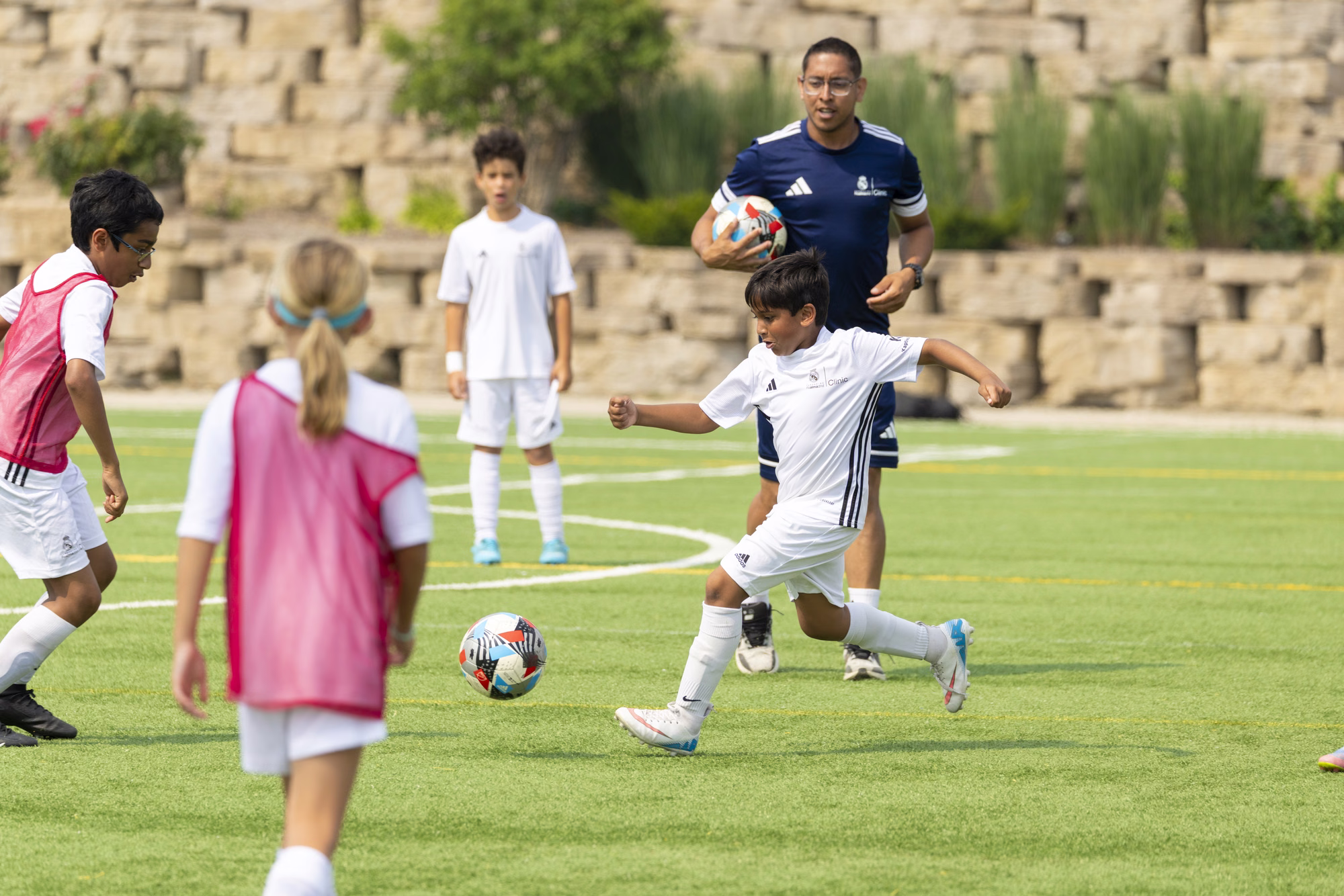 Jóvenes jugadores en un campamento de fútbol de la Fundación Real Madrid