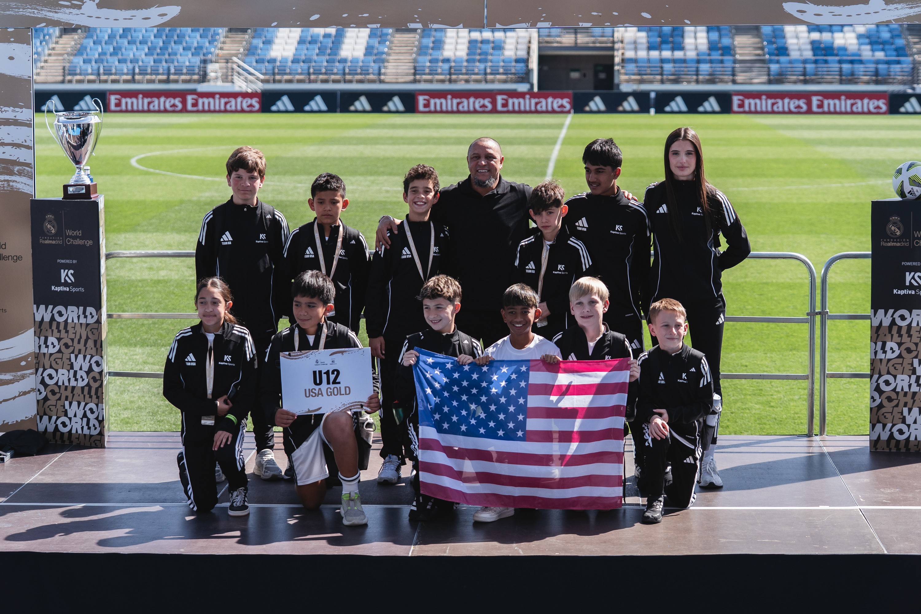 Jugadores de la Fundación Real Madrid celebrando su experiencia en el World Challenge con la bandera de Estados Unidos