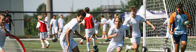 Jóvenes jugadores entrenando durante una sesión del campamento de fútbol de la Fundación Real Madrid