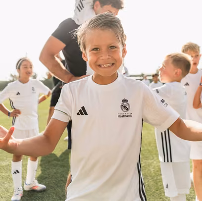 Jóvenes jugadores participando en un entrenamiento del campamento de fútbol de la Fundación Real Madrid en Stuart