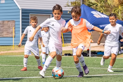 Jóvenes jugadores entrenando durante un campamento de fútbol de la Fundación Real Madrid en Stuart