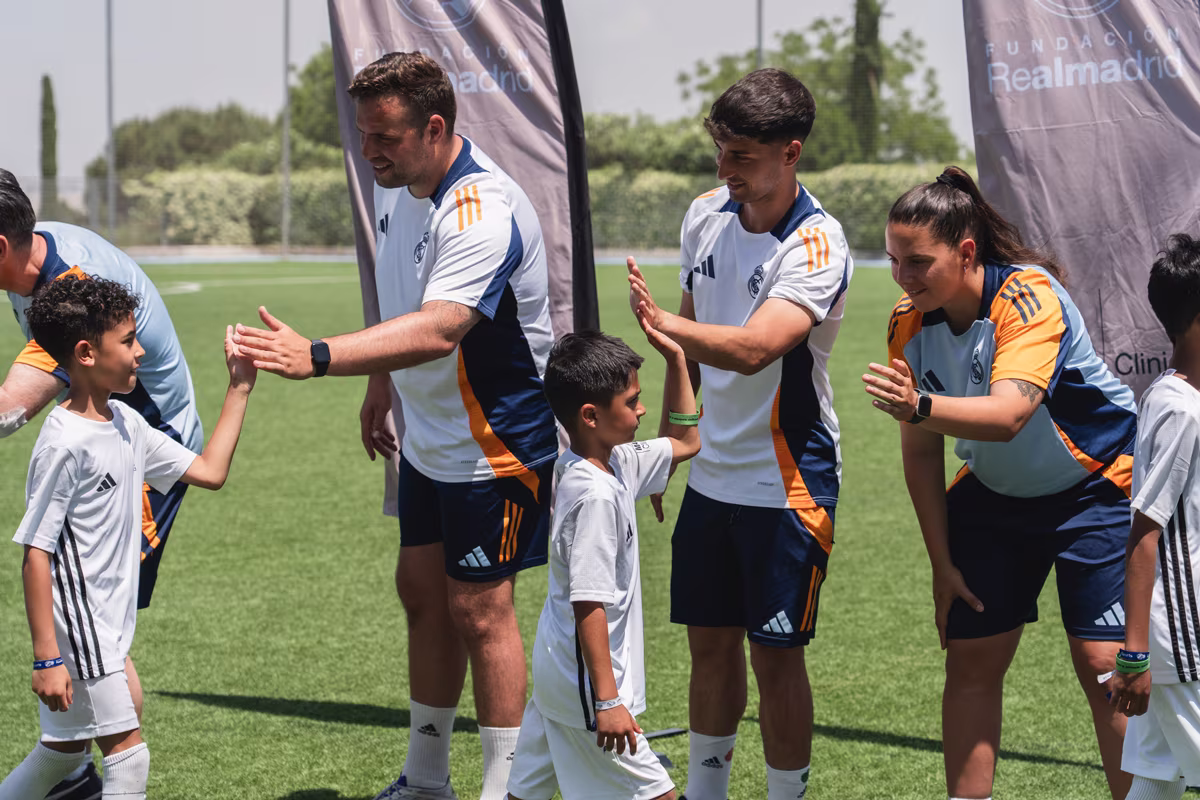 Jugadores disfrutando de una experiencia del programa de la Fundación Real Madrid en Madrid