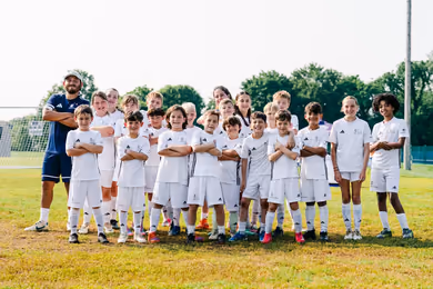 Jugadores del campamento de fútbol del Real Madrid durante una actividad en equipo