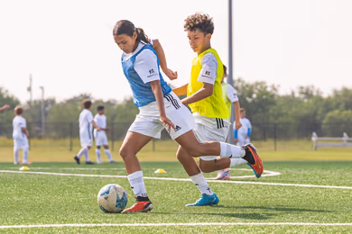 Jóvenes jugadores desarrollando sus habilidades durante un campamento de la Fundación Real Madrid