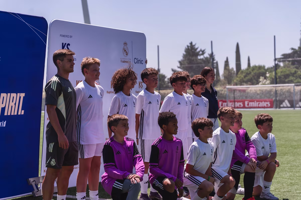 Jugadores participando en una clínica de entrenamiento de la Fundación Real Madrid en Madrid