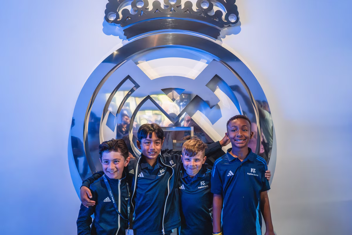 Jóvenes jugadores participando en el World Challenge de la Fundación Real Madrid en Madrid